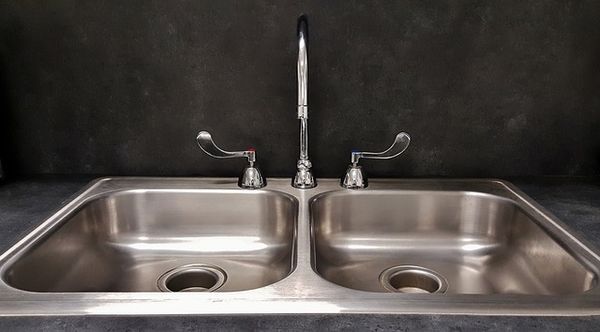 Instalación de fontanería en cuartos de baño y cocinas, asegurando conexiones seguras y eficientes.